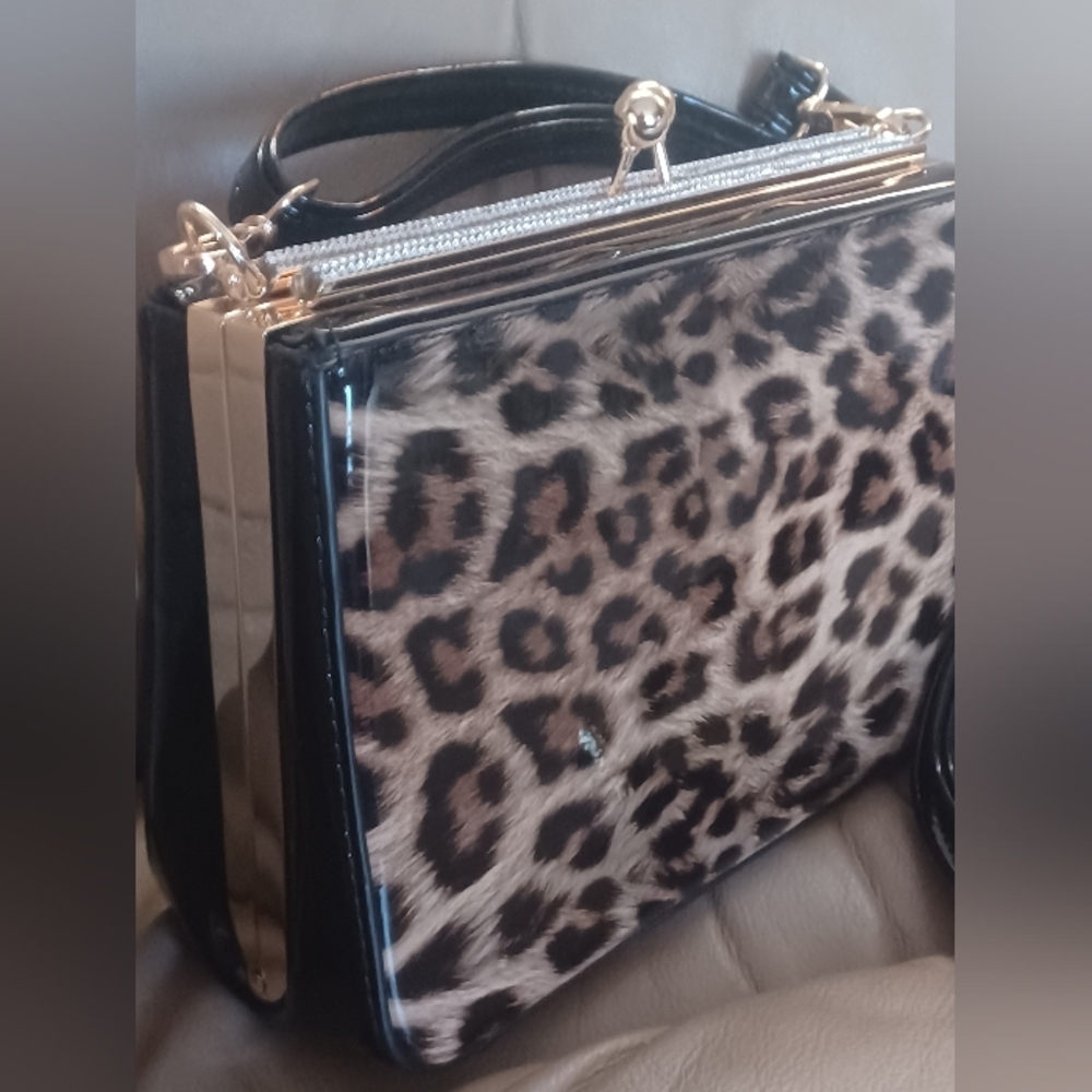 Low start Kiss lock Leopard Print Frame Crossbody Bag in Black and Brown - Picture 2 of 5
